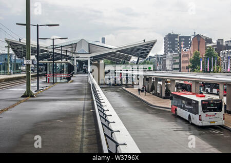 Tilburg, Pays-Bas, le 12 juillet 2019 : la vue de la première plate-forme vers le toit sculptural de la gare centrale et de la station de bus à proximité Banque D'Images