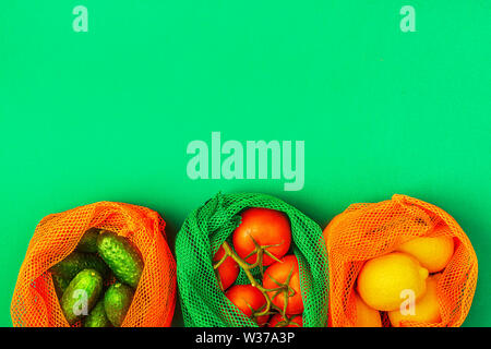 Les fruits et légumes dans des sacs textiles réutilisables, eco friendly shopping, concept zéro déchet. Banque D'Images