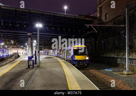 Abellio Scotrail class 170 Turbostar train à Glasgow Queen street avec le 1919 Glasgow Queen Street à Peterlee sur une sombre nuit d'hiver Banque D'Images