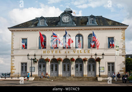 Hôtel de Ville, Hôtel de Ville, 1837, l'ancien bâtiment, les drapeaux colorés, fleurs, Vieux Bassin ; port ; l'Europe, la Normandie Banque D'Images