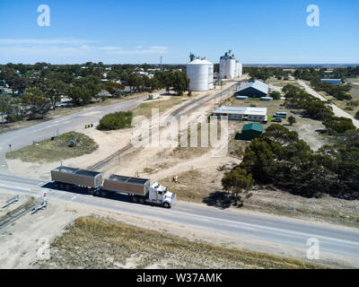 D'une antenne buss arrêt à un passage à niveau avec le silo à grains de la péninsule d'Eyre, Verrouillage de l'Australie du Sud à l'arrière-plan Banque D'Images