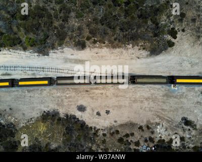 Vue aérienne de nadir grain d'orge blé wagons de train en passant par l'Australie du Sud de la péninsule d'Eyre Tooligie Banque D'Images