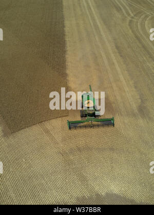 Vue aérienne de moissonneuse-batteuse, la récolte du blé dans de grands enclos Eyre péninsule Sud de l'Australie Banque D'Images