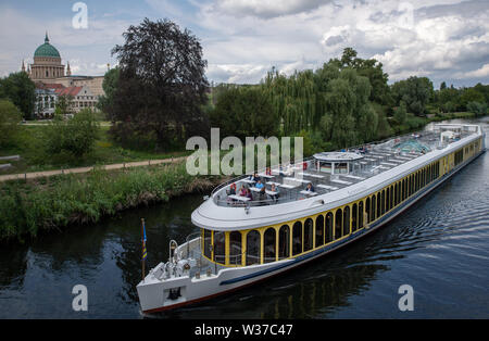 Potsdam, Allemagne. 12 juillet, 2019. Le bateau d'excursion voiles Sanssouci sur la Havel, dans le centre-ville. Dans l'arrière-plan vous pouvez voir le dôme de l'église Saint Nicolas. Credit : Monika Skolimowska/dpa-Zentralbild/ZB/dpa/Alamy Live News Banque D'Images