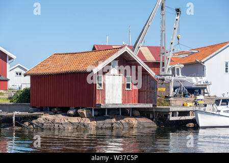 Resö, Suède - 12 juillet 2019 - Vue d'une cabane de pêche dans le port de Resö, l'ouest de la Suède. Banque D'Images
