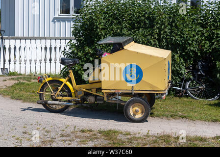 Koster, Suède - 12 juillet 2019 - Vue d'un post typique de bus dans le Koster Kosterhavet, Parc National de la Suède. Banque D'Images