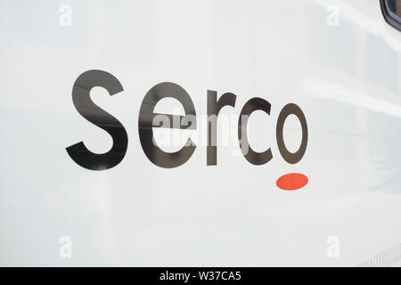 Close-up of a Serco Group plc et le logo van transport de prisonniers Banque D'Images