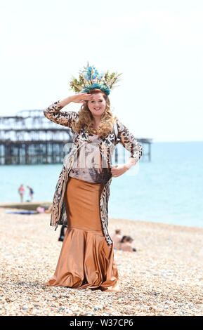 Brighton UK 13 Juillet 2019 - Mission d'honneur était le sirène du Mars de la parade des Sirènes à Brighton par une chaude journée ensoleillée . La marche de la parade des Sirènes à Brighton a été le premier événement de ce type au Royaume-Uni, créé en 2012 et inspiré par le Coney Island Mermaid Parade à New York et est une célébration de nos mers, et la vie, la sensibilisation aux questions de conservation marine . Crédit photo : Simon Dack / Alamy Live News Banque D'Images