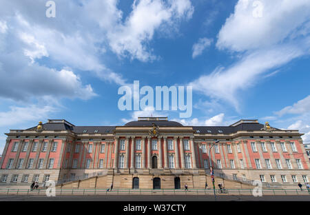 Potsdam, Allemagne. 12 juillet, 2019. Vue sur le château de ville reconstruite. Le Parlement de l'état de Brandebourg a son siège dans le château. Credit : Monika Skolimowska/dpa-Zentralbild/ZB/dpa/Alamy Live News Banque D'Images