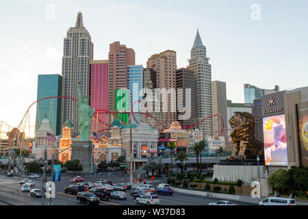 New York New York Hotel and Casino à Las Vegas Strip au coucher du soleil, avec de célèbres bâtiments réplique Banque D'Images