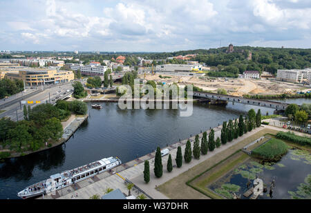 Potsdam, Allemagne. 12 juillet, 2019. Vue depuis l'hôtel Mercure à la jetée sur le fleuve Havel dans le centre-ville de Potsdam. À droite est le Lustgarten et vers la gauche dans l'arrière-plan le Bahnhofspassagen. Credit : Monika Skolimowska/dpa-Zentralbild/ZB/dpa/Alamy Live News Banque D'Images