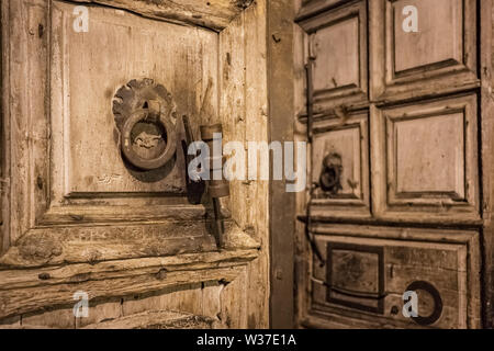 Vieille porte en bois d'entrée de l'église du Saint Sépulcre, également appelée l'église de la résurrection ou l'église de l'Anastasis, dans la vieille ville de Banque D'Images