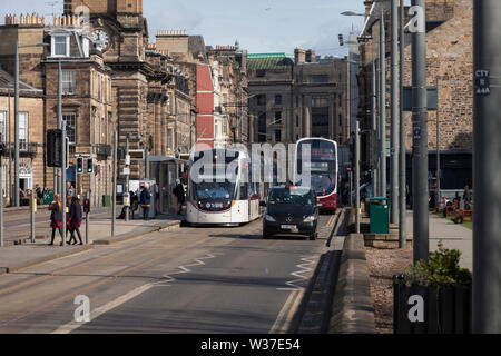 Tramway d'Édimbourg 253 at West end Princes Street d'Édimbourg avec un York Place - Edinburgh Airport Service Banque D'Images