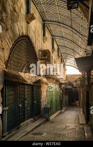 La rue vide fermé avec boutiques de la vieille ville de Jérusalem en Israël, tôt le matin Banque D'Images