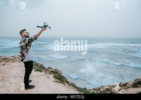 HERZLIYA, ISRAËL - Sep 10, 2018 : de la photographie tient son drone sur la plage avant de voler il Banque D'Images