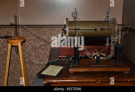 Remscheid, Allemagne. 10 juillet, 2019. L'équipement original avec lequel Röntgen découvre les rayons x en 1895, le 'Deutsches Röntgen-Museum" (allemand) Musée des rayons X, offre au visiteur avec un aperçu historique et technique de l'œuvre du physicien Wilhelm Conrad Röntgen, découvreur des rayons x il a appelé des rayons X. Horst Ossinger Crédit ://dpa/Alamy Live News Banque D'Images
