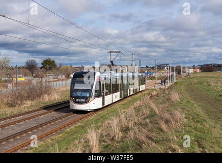 Tramway d'Édimbourg 273 au départ de l'arrêt de tramway Saughton avec un York Place - Edinburgh Airport Service Banque D'Images