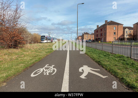 Un tramway le tramway d'Édimbourg en passant par Saughton dans la banlieue ouest de Edinbugh avec un York Place - Edinburgh Airport Service Banque D'Images