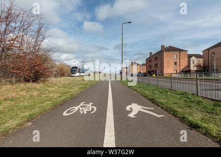 Un tramway tramways Édimbourg 253 passant par Saughton dans la banlieue ouest de Edinbugh avec un York Place - Edinburgh Airport Service Banque D'Images