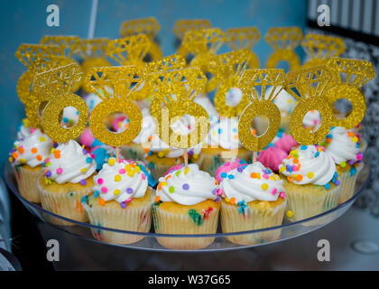Petits gâteaux de douche nuptiale et l'anneau de diamant accessoires sur elle Banque D'Images