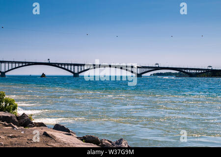 Le lac Érié bleu vif et le pont de c Banque D'Images