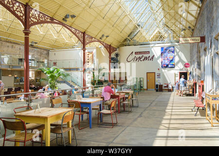 Intérieur de la gare Richmond North Yorkshire un bâtiment ferroviaire victorien maintenant une galerie d'art et de l'espace d'exposition, un café-bar et le cinéma, Banque D'Images