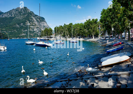 Lecco se trouve à la fin de la branche sud-est du lac de Côme (la direction nommé Lac de Lecco / Lago di Lecco). La Lombardie, Italie Banque D'Images