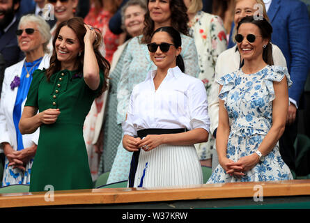 La duchesse de Cambridge et la duchesse de Sussex wit Pippa Middleton sur douze jours de la Wimbledon à l'All England Lawn Tennis et croquet Club, Wimbledon. Banque D'Images