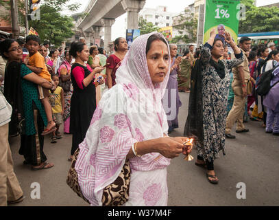 Kolkata, Inde. 12 juillet, 2019. Une femme hindoue dévot avec lntern dans sa main en attente de Lord Jagannath.le deityThe Ratha Yatra de Gisèle est communément connu sous le nom de voiture / Char Festival. Le voyage de retour s'appelle Bahuda Yatra et est effectuée sur la même manière que Ratha Yatra. Ce festival signifie également que les déités, désir de venir jusqu'à l'échelon de la population depuis un certain temps et se déplacer avec eux. Credit : Amlan Biswas/Pacific Press/Alamy Live News Banque D'Images