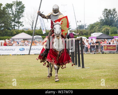 Sheerness, Kent, UK. Le 13 juillet, 2019. Les Francs-maçons de Sheerness spectaculaire d'été : des centaines ont participé à un événement mettant en vedette medieval jousting, quad, parachute, avion affichage formation & plus encore. Sur la photo : La Cavalerie de héros de l'équipe d'affichage. Credit : James Bell/Alamy Live News Banque D'Images