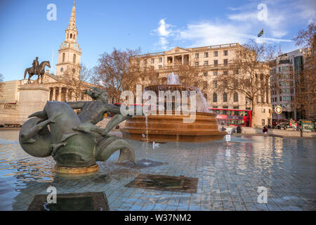 Fontaines de Trafalgar Square avec la National Gallery et la statue en bronze du roi George IV sur son cheval et St Martin-in-the-Fields church London Banque D'Images