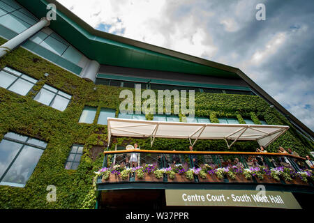 Londres, Royaume-Uni. Le 13 juillet, 2019. Le All England Lawn Tennis et croquet Club, Wimbledon, Angleterre, Tournoi de tennis de Wimbledon, Jour 12 : Simona ; (ROM) présente la Vénus de l'eau de rose sur la foule alors qu'elle devient champion de Wimbledon dames : Action Crédit Plus Sport Images/Alamy Live News Banque D'Images