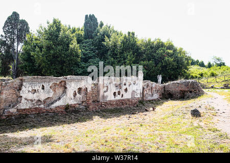 Des fouilles archéologiques romain d'Ostie avec des fragments d'anciennes inscriptions latines mis sur le grenier de Porta Romana - Rome Banque D'Images