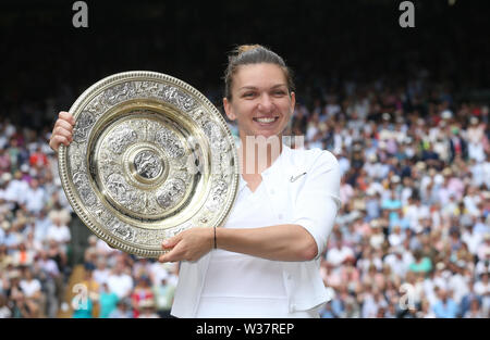 Londres, Royaume-Uni. Le 13 juillet, 2019.  : Simona (ROU) avec le trophée après avoir remporté son match contre Serena Williams (USA) dans leur simple dames finale. Crédit : Andrew Patron/ZUMA/Alamy Fil Live News Banque D'Images