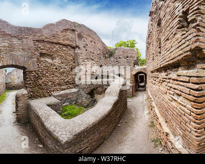 Expérience 3x3 Street view dans l'ancienne cité romaine ruine à des fouilles archéologiques dans le village de Ostia Antica - Rome Banque D'Images