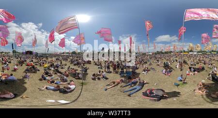 Vue panoramique à 360° de Vue à 360° des drapeaux et scène à West Holt Stage Au Festival Glastonbury Summerset 2019