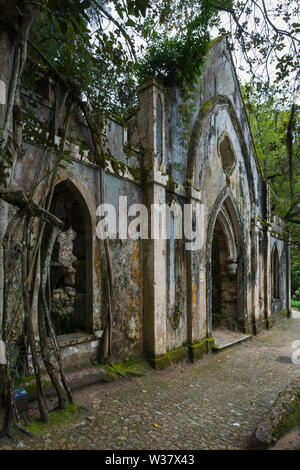 Folie d'une chapelle gothique en ruine des capacités dans les jardins de l'UNESCO World Heritage site Palais de Monserrate (Palais Monseratte), Sintra, Portugal Banque D'Images