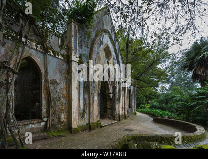 Folie d'une chapelle gothique en ruine des capacités dans les jardins de l'UNESCO World Heritage site Palais de Monserrate (Palais Monseratte), Sintra, Portugal Banque D'Images