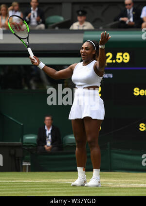 Londres, Royaume-Uni. Le 13 juillet, 2019(190713) -- Londres, 13 juillet 2019 (Xinhua) -- Serena Williams, de l'est en compétition lors de la finale dames : avec Simona de Roumanie au tennis de Wimbledon 2019 à Londres, Grande-Bretagne, le 13 juillet 2019. (Xinhua/Lu Yang) Credit : Xinhua/Alamy Live News Banque D'Images