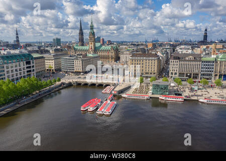 Vue aérienne de la promenade Jungfernstieg à Hambourg Banque D'Images