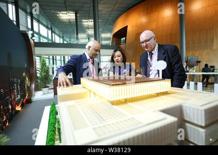 Le Luxembourg. Le 13 juillet, 2019. (190713) -- Luxembourg, le 13 juillet 2019 (Xinhua) -- Les délégués Voir le modèle du lieu de la cinquième banque d'investissement d'Infrastructure (AIIB) réunion annuelle qui se tiendra à Beijing à la cabine chinoise au cours de la quatrième réunion annuelle de l'AIIB à Luxembourg, le 12 juillet 2019. La Chine à l'initiative des Asian Infrastructure Investment Bank (AIIB) le samedi approuvé l'adhésion du Bénin, Djibouti et le Rwanda, ce qui porte le total des membres AIIB approuvé à 100. Banque D'Images