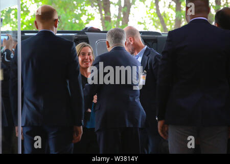 Bagdad, Iraq. Le 13 juillet, 2019. Responsable de la politique étrangère de l'Union européenne Federica Mogherini (2-L) arrive pour une réunion avec le Ministre iraquien des affaires étrangères Mohamed Alhakim. Ameer Al Mohammedaw : Crédit/dpa/Alamy Live News Banque D'Images