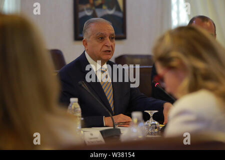 Bagdad, Iraq. Le 13 juillet, 2019. Le Ministre iraquien des affaires étrangères Mohamed Alhakim (C) se réunit avec la responsable de la politique étrangère de l'Union européenne Federica Mogherini (pas sur la photo). Ameer Al Mohammedaw : Crédit/dpa/Alamy Live News Banque D'Images