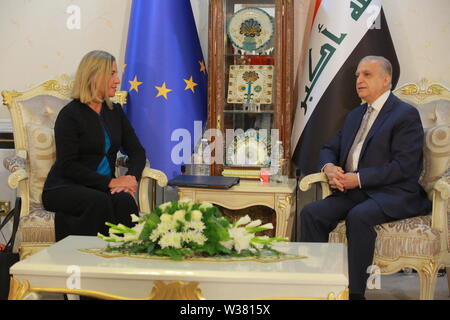 Bagdad, Iraq. Le 13 juillet, 2019. Responsable de la politique étrangère de l'Union européenne Federica Mogherini (L) parle avec le Ministre iraquien des affaires étrangères, Mohamed Alhakim pendant leur réunion. Ameer Al Mohammedaw : Crédit/dpa/Alamy Live News Banque D'Images