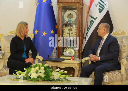 Bagdad, Iraq. Le 13 juillet, 2019. Responsable de la politique étrangère de l'Union européenne Federica Mogherini (L) parle avec le Ministre iraquien des affaires étrangères, Mohamed Alhakim pendant leur réunion. Ameer Al Mohammedaw : Crédit/dpa/Alamy Live News Banque D'Images