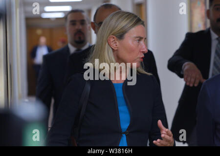 Bagdad, Iraq. Le 13 juillet, 2019. Responsable de la politique étrangère de l'Union européenne Federica Mogherini arrive pour une réunion avec le Ministre iraquien des affaires étrangères Mohamed Alhakim (pas sur la photo). Ameer Al Mohammedaw : Crédit/dpa/Alamy Live News Banque D'Images