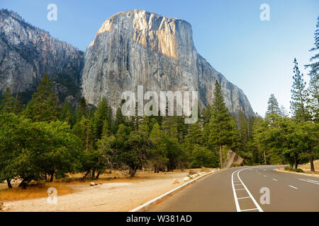 El Capitan formation des montagnes et route à travers le Parc National de Yosemite USA. Road Trip en paysage de montagne en Californie montrant la forêt et les montagnes au coucher du soleil en été. Banque D'Images