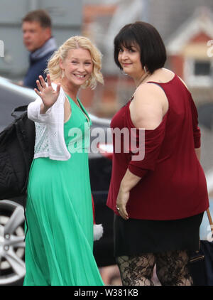 Joanna Page et Ruth Jones pendant le tournage pour le Gavin et Stacey Noël spécial à Barry dans la vallée de Glamorgan, Pays de Galles. Banque D'Images