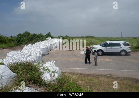 Sable et des barricades érigées dans l'ensemble de la Nouvelle Orléans et les environs pendant les préparatifs.New Orleans et d'autres parties du golfe du Mexique à se préparer à la tempête tropicale Barry à toucher terre, apportant avec elle une pluie catastrophique. Avec le niveau d'eau du fleuve Mississippi à son plus haut niveau et une tempête dans le golfe du Mexique qui devrait toucher terre sur les côtes de la Louisiane et du Texas, beaucoup craignent que les digues échoue et que la Nouvelle Orléans sera de nouveau inondé aussi mauvais qu'il était dans la suite de l'Ouragan 2004 Kartina. Banque D'Images