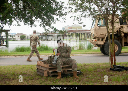 Les soldats de la Garde nationale d'armée de la multi-rôle 2225 Bridge Company remplir des sacs dans une marina près de et faire d'autres travaux de préparation.La Nouvelle Orléans et d'autres parties du golfe du Mexique à se préparer à la tempête tropicale Barry à toucher terre, apportant avec elle une pluie catastrophique. Avec le niveau d'eau du fleuve Mississippi à son plus haut niveau et une tempête dans le golfe du Mexique qui devrait toucher terre sur les côtes de la Louisiane et du Texas, beaucoup craignent que les digues échoue et que la Nouvelle Orléans sera de nouveau inondé aussi mauvais qu'il était dans la suite de l'Ouragan 2004 Kartina. Banque D'Images